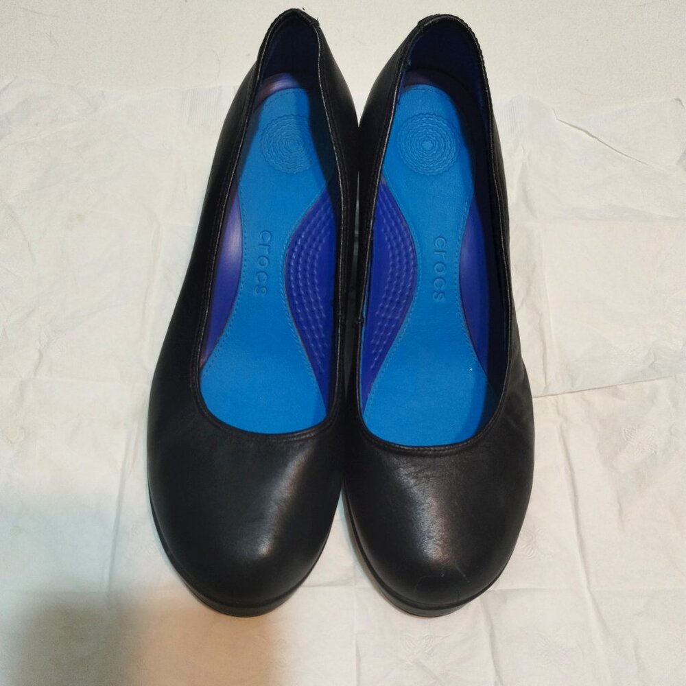 7.5 Crocs A-Leigh Leather Closed Toe 2" Wedge Black Round